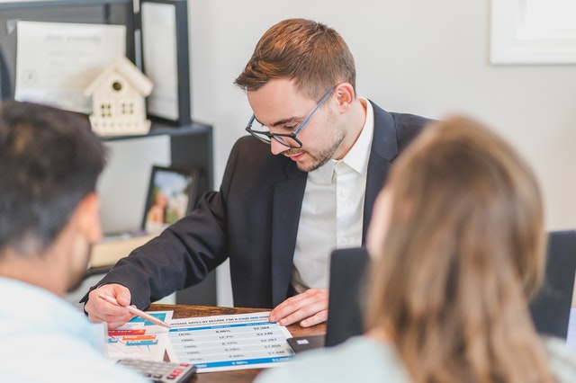 Un agent immobilier discutant avec ses clients.