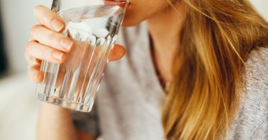 Une femme buvant de l'eau