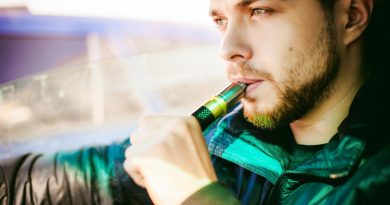 un homme vapotant une cigarette électronique