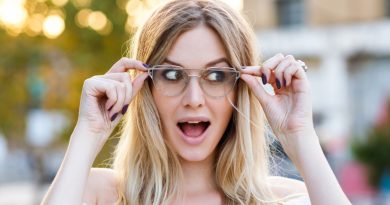 une femme portant des lunettes