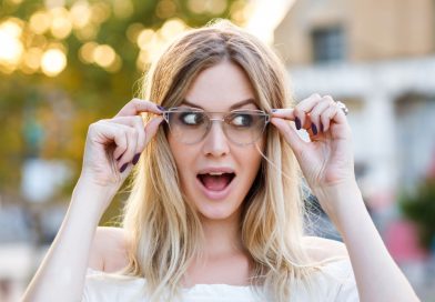 une femme portant des lunettes