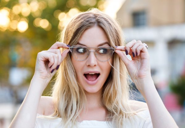 une femme portant des lunettes