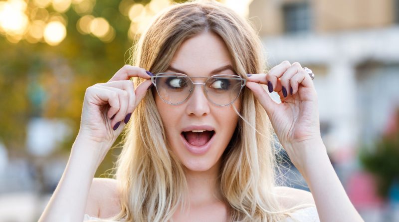 une femme portant des lunettes