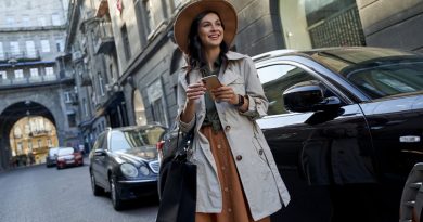 une femme attendant un taxi