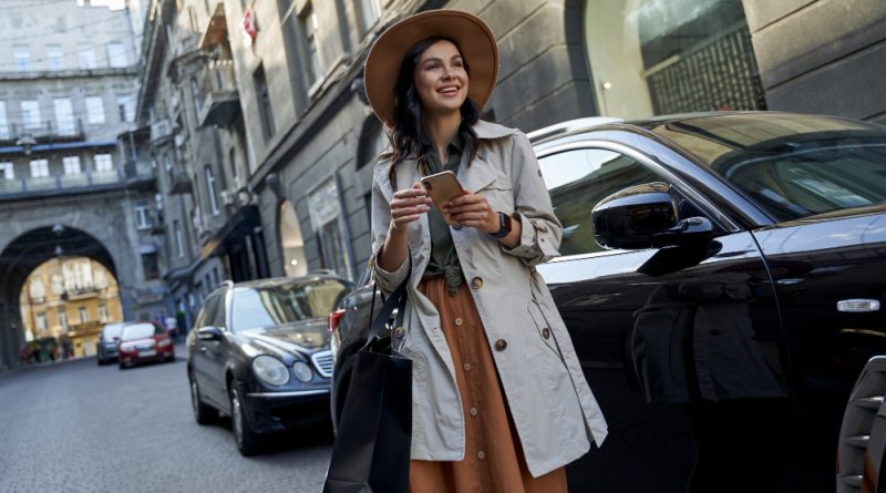 une femme attendant un taxi