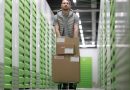 un homme dans un box de stockage