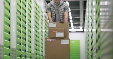 un homme dans un box de stockage